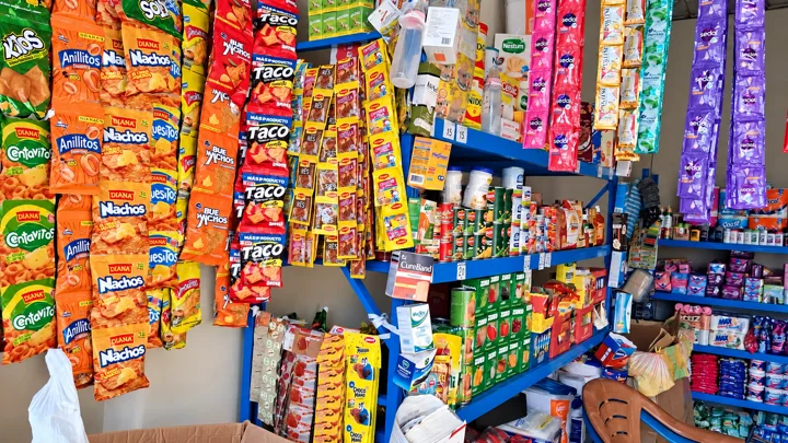 Surtido de productos en el negocio de Ana