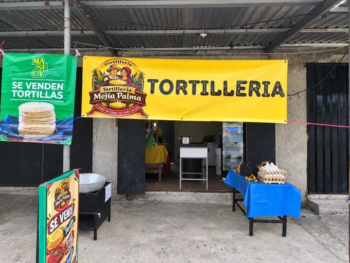 Fachada de la tortillería del barrio